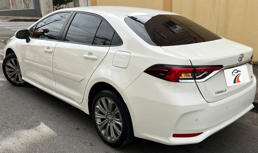 Toyota Corolla 2023/2023, traseira em ângulo pelo outro lado, com a lateral